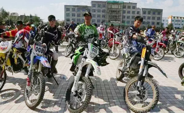 新疆福?！碍h(huán)烏倫古湖”摩托車越野賽，鑫源摩托奪冠