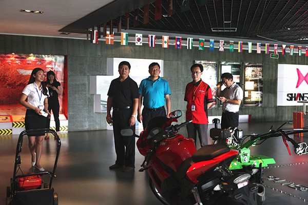 重慶市人社局王局長(zhǎng)一行蒞臨鑫源指導(dǎo)工作