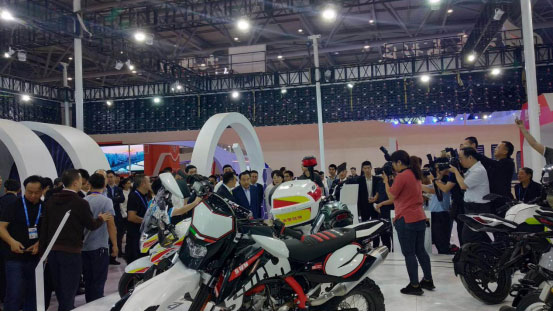 重慶市市長(zhǎng)唐良智蒞臨參觀西洽會(huì)鑫源展臺(tái)