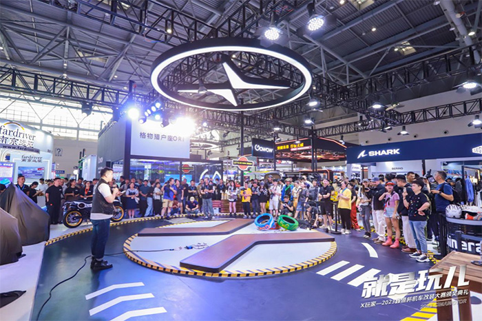 復(fù)古、改裝、搖滾、露營(yíng)，鑫源摩托玩兒出個(gè)“遙遙領(lǐng)先”！ 摩博會(huì)展臺(tái)變游戲場(chǎng)，鑫源摩托徹底“玩兒”出圈 玩改裝，還得是鑫源摩托！